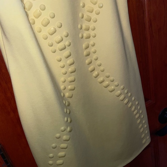 Sleeveless yellow midi dress with stone detail - Picture 3 of 5